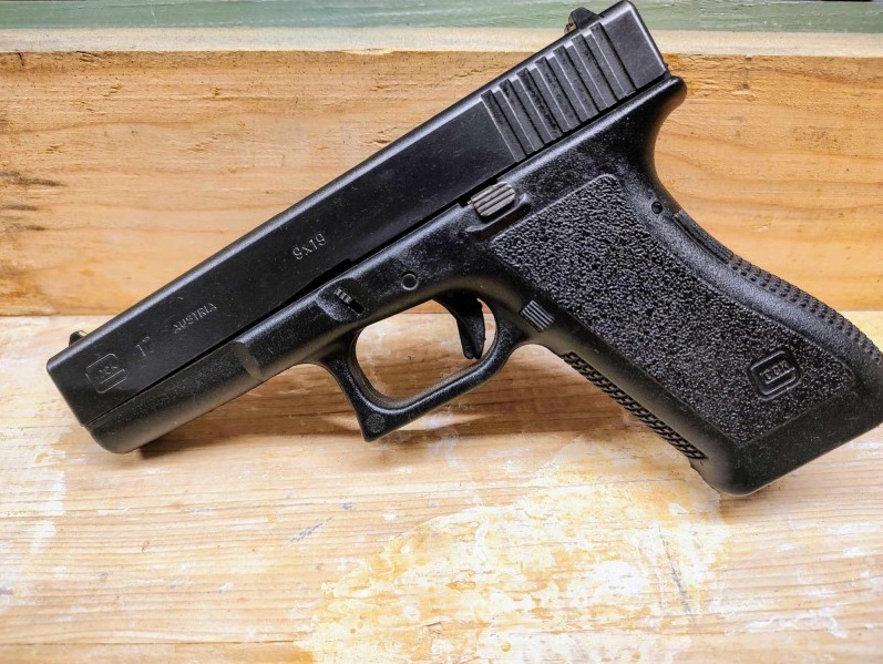Файл:Glock-17-gen2 01.jpg