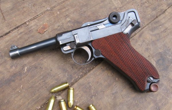 Файл:Luger P08.jpg