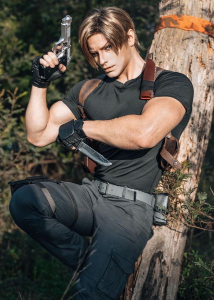 Файл:Косплей Леона Кеннеди от Taryn Cosplay.jpg