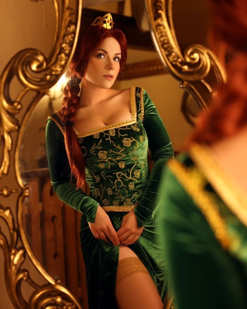 Косплей Фионы перед зеркалом от Irina Meier.jpg