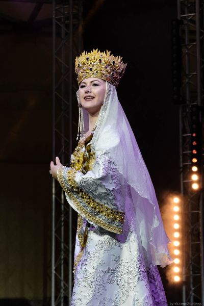 Файл:Марфа Васильевна косплей от Mary la Fer.jpg