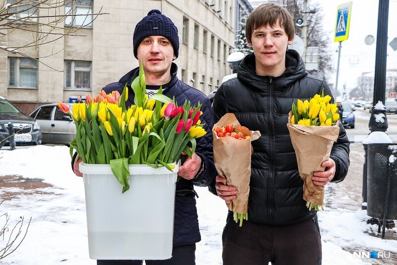 Файл:Мужики с цветами.jpg