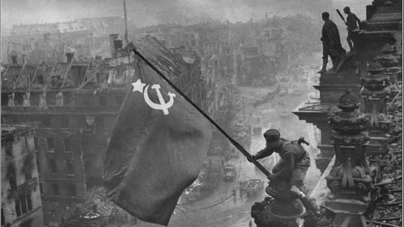 Флаг над Рейхстагом.png