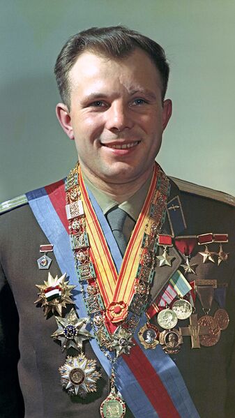 Файл:Юрий Гагарин с наградами.jpg